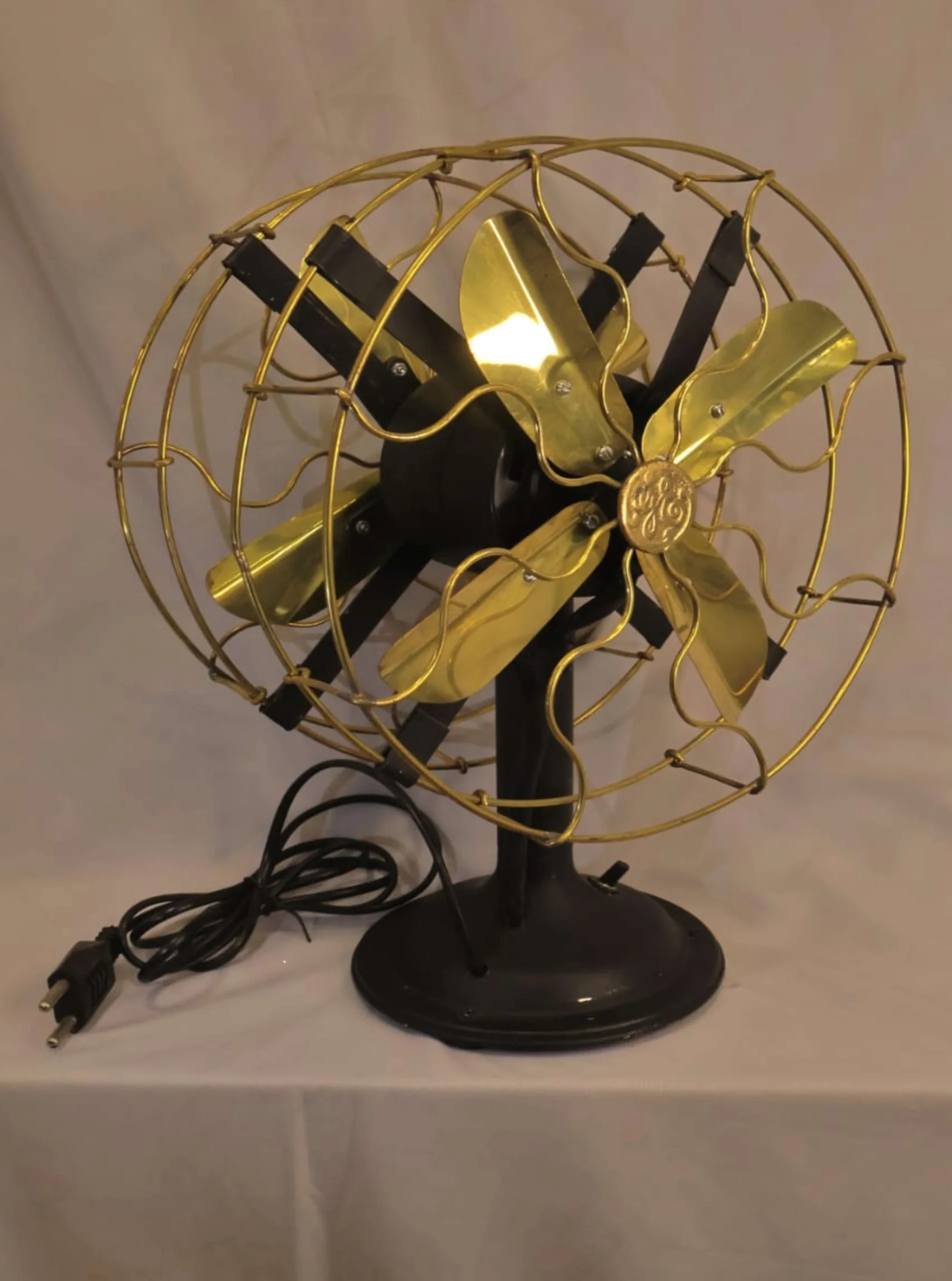 Antique Brass Desk Fan — Vintage Brass Tabletop Fan Antique Brass Desk Fan — Vintage Brass Tabletop Fan